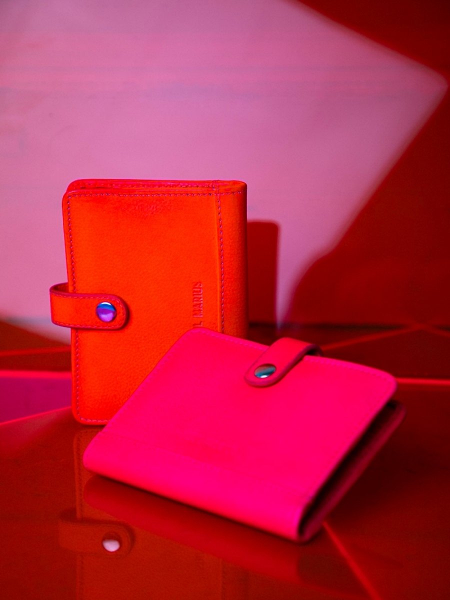 pink-leather-wallet-leportefeuille-jeanne-neon-paul-marius-ambient-view-picture-m34-ne-pi