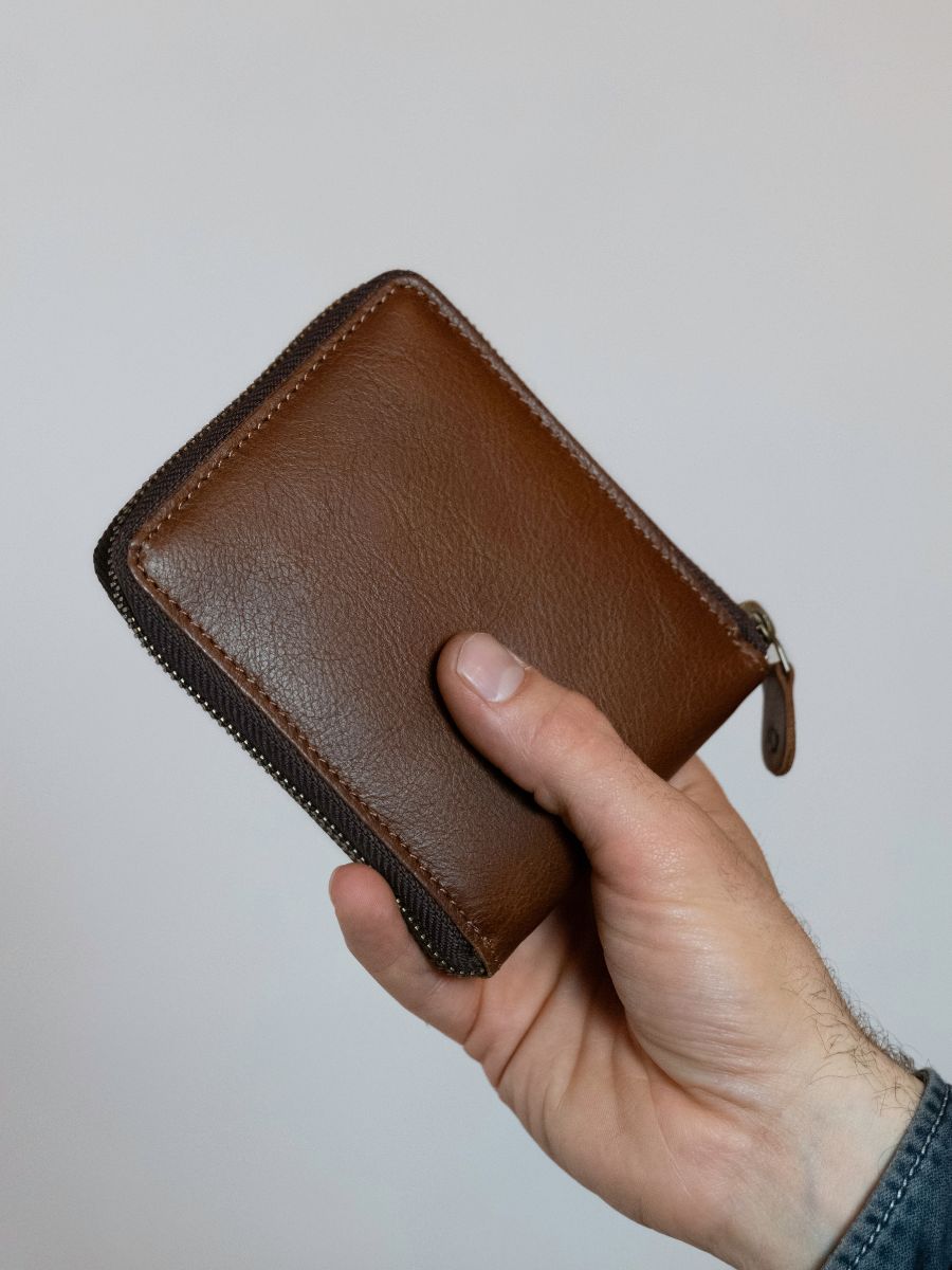 leather-wallet-unisex-brown-front-view-picture-leportefeuille-paul-tobacco-brown-paul-marius-wallet-mk