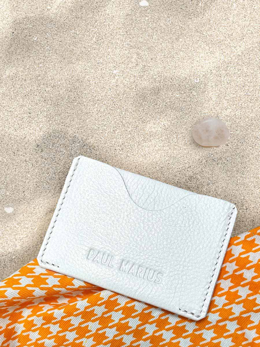 white-leather-card-holder-leporte-cartes-gabin-vedette-paul-marius-ambient-picture-m55-w