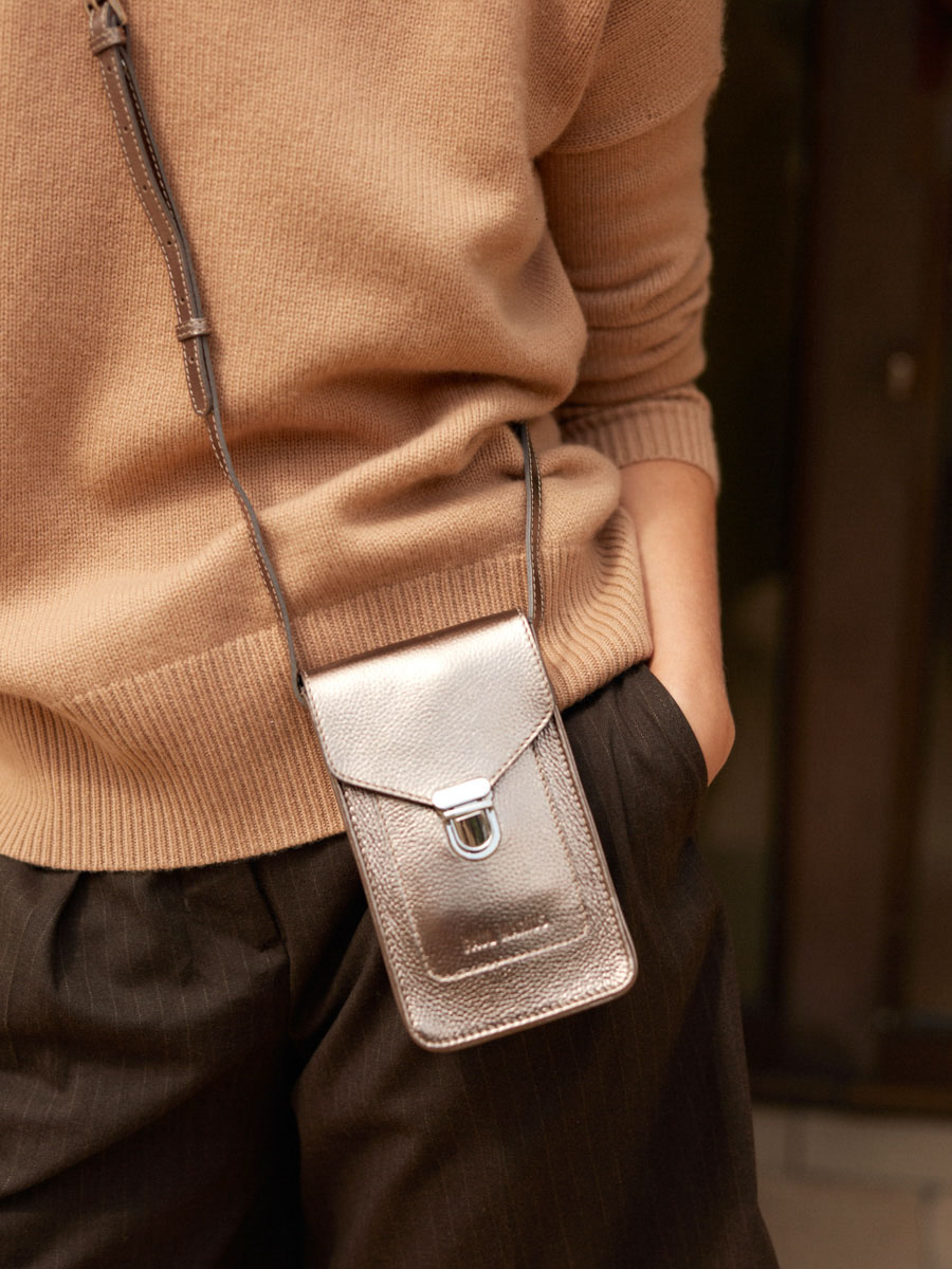 silver-leather-phone-bag-leporte-telephone-steel-focus-material-view-m88-gm