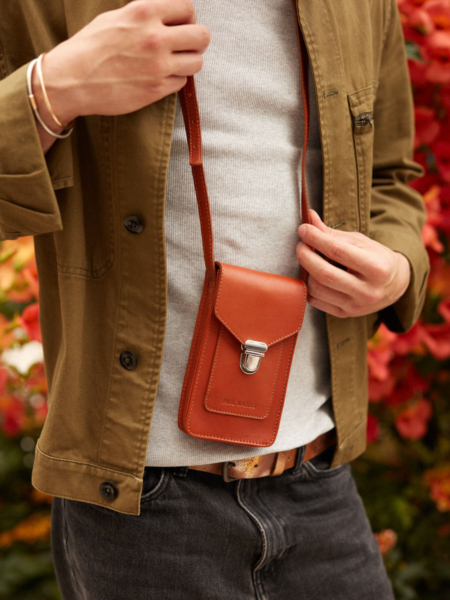 brown-leather-phone-bag-leporte-telephone-cognac-ambient-view-m88-co
