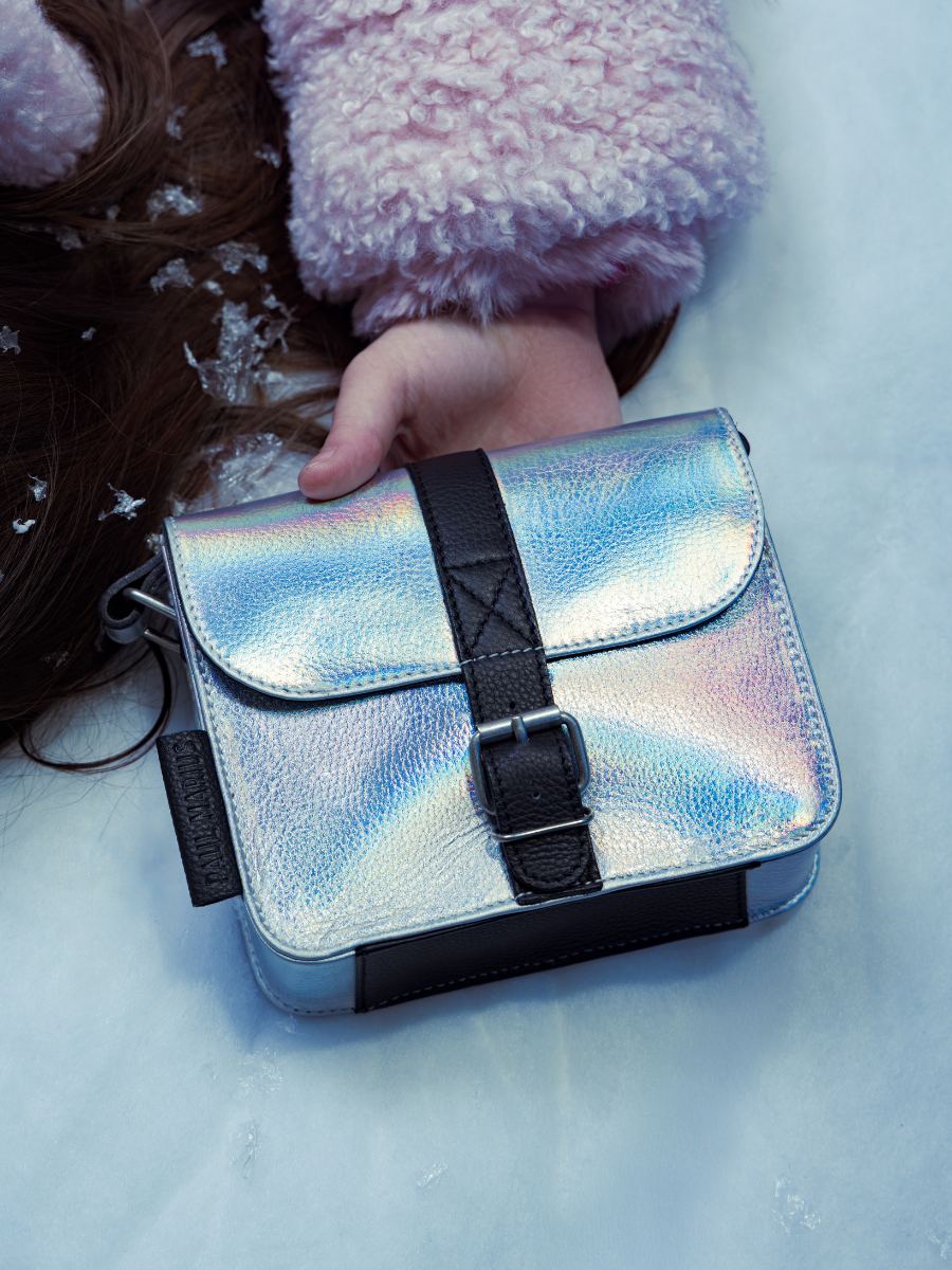 cross-body-bag-essentiel-givre-holographic-black-campaign-view-m21-giv
