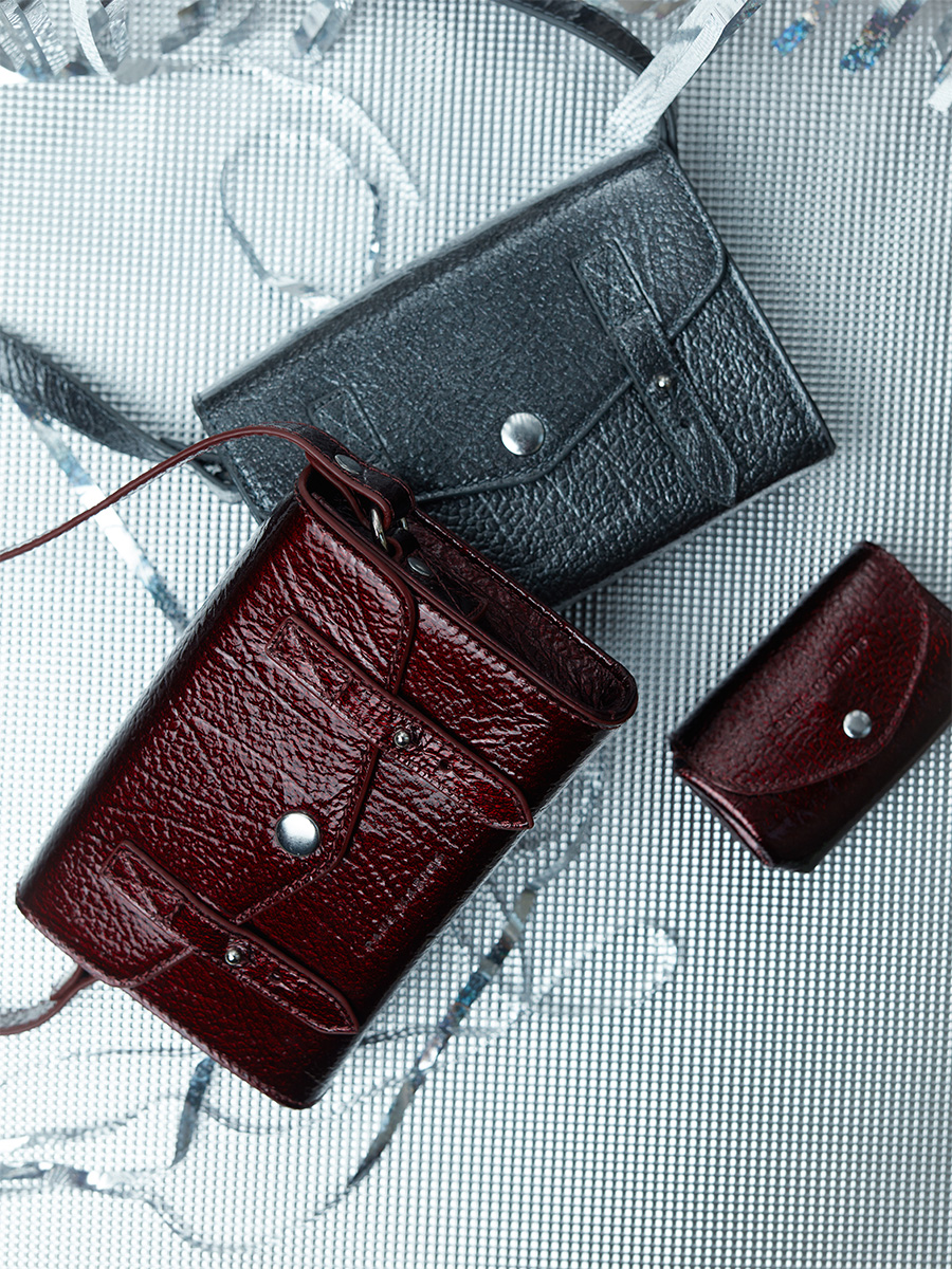 legustave-leather-wallet-star-burgundy-ambient-view-clp-st-dr