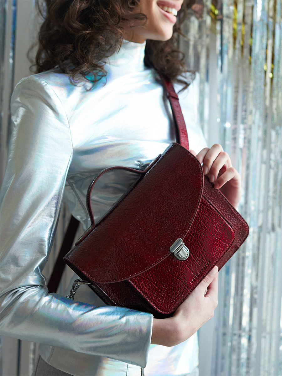 madame-george-leather-handbag-burgundy-women-ambient-view-w05-st-dr