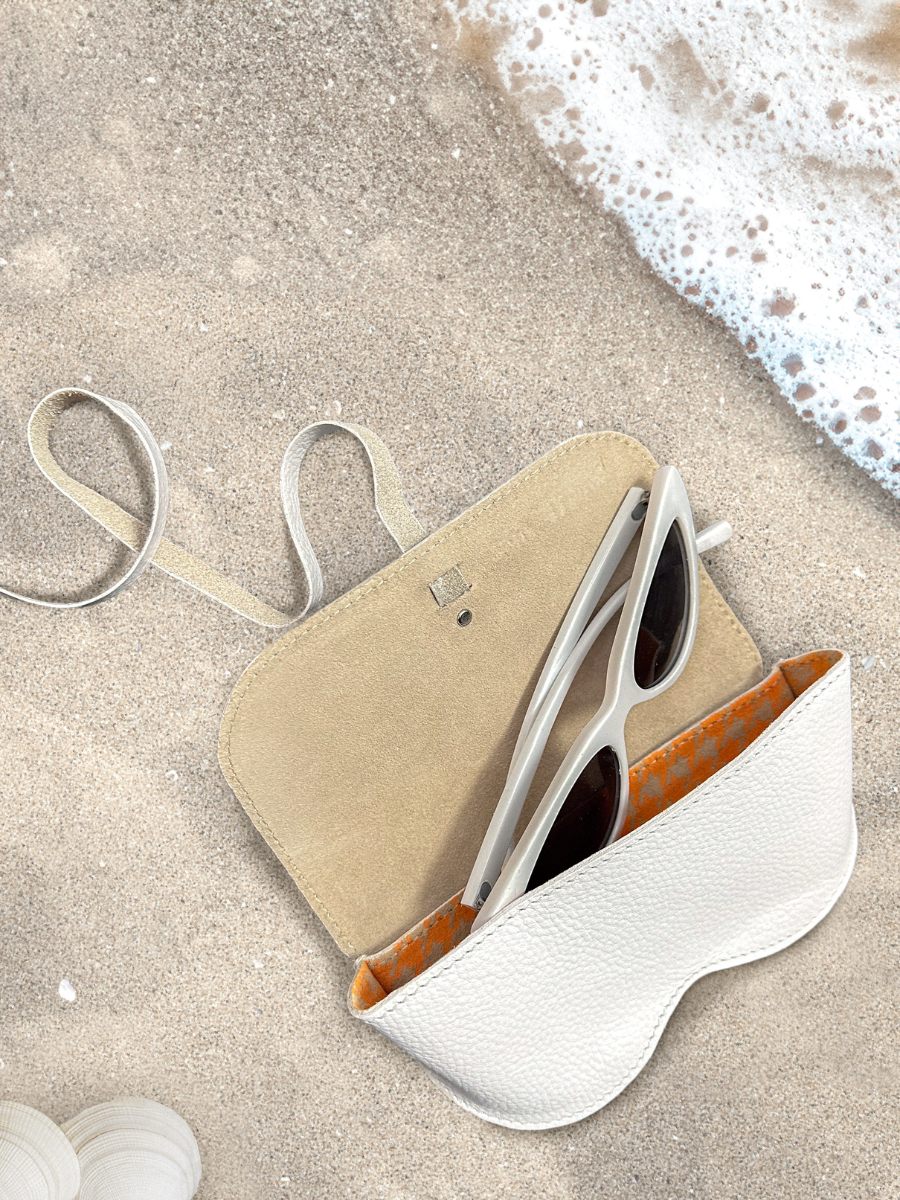 leather-glasses-case-for-women-white-ambient-view-picture-letui-a-lunettes-vedette-paul-marius-m49-w