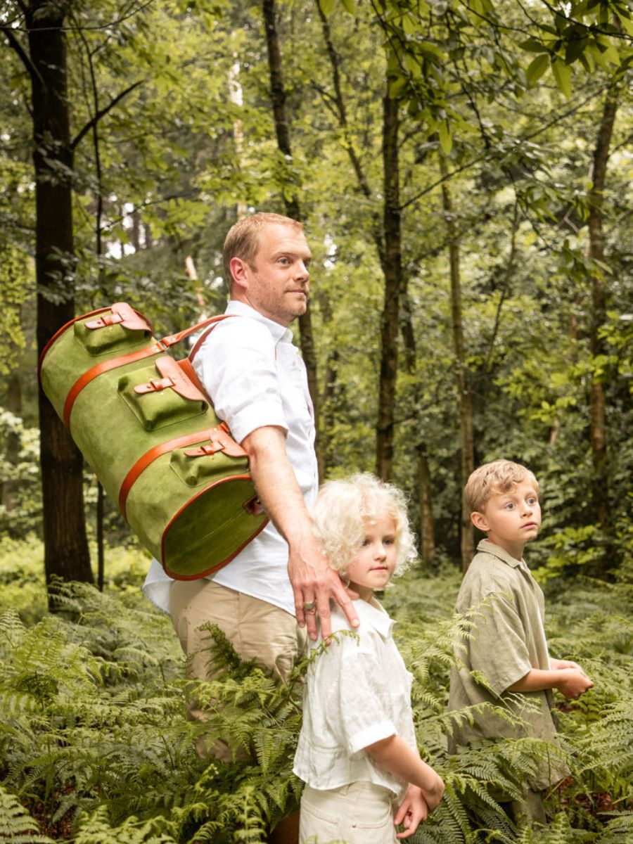 brown-khaki-leather-travel-bag-levoyageur-xl-nomade-paul-marius-focus-material-view-picture-m108s60-oco-gr