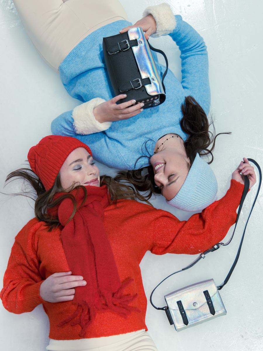 shoulder-bag-artisane-givre-holographic-black-front-view-p02-giv