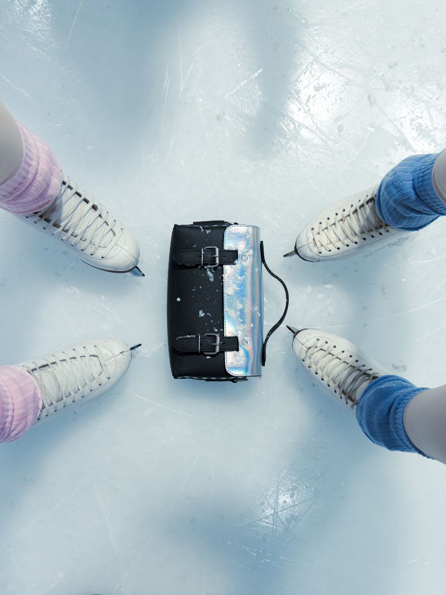 shoulder-bag-artisane-givre-holographic-black-focus-material-view-p02-giv