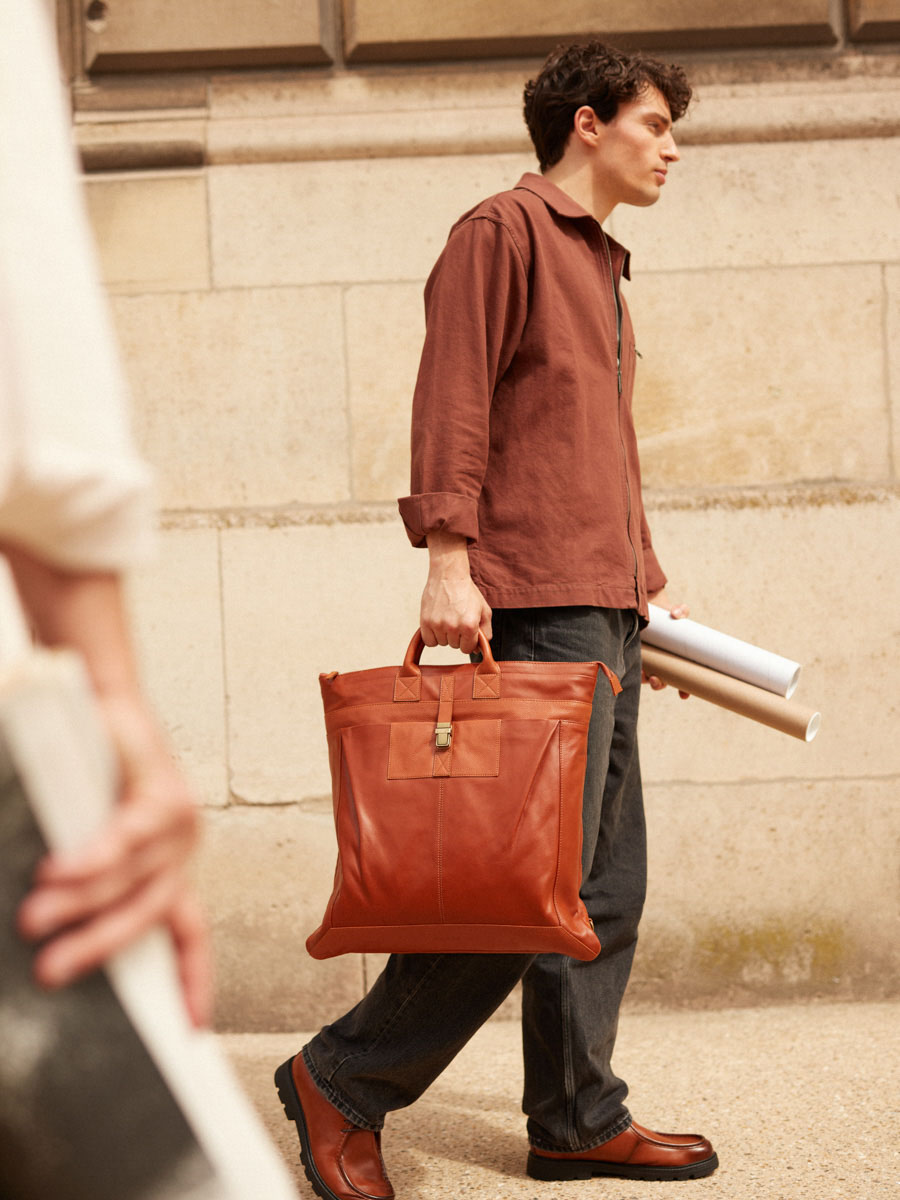 briefcase-backpack-brown-aviateur-oiled-cognac-ambient-view-b07-oco