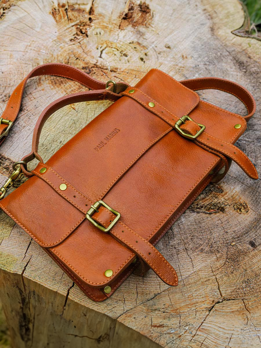 brown-leather-crossbody-bag-women-close-up-picture-lenveloppe-reedition-oiled-cognac-paul-marius-3760125358154