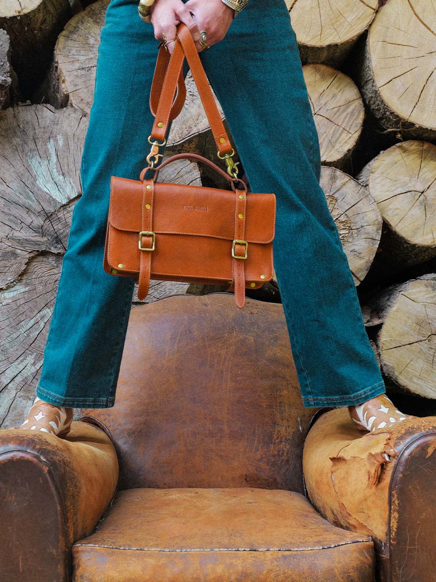 brown-leather-crossbody-bag-women-parade-picture-lenveloppe-reedition-oiled-cognac-paul-marius-3760125358154