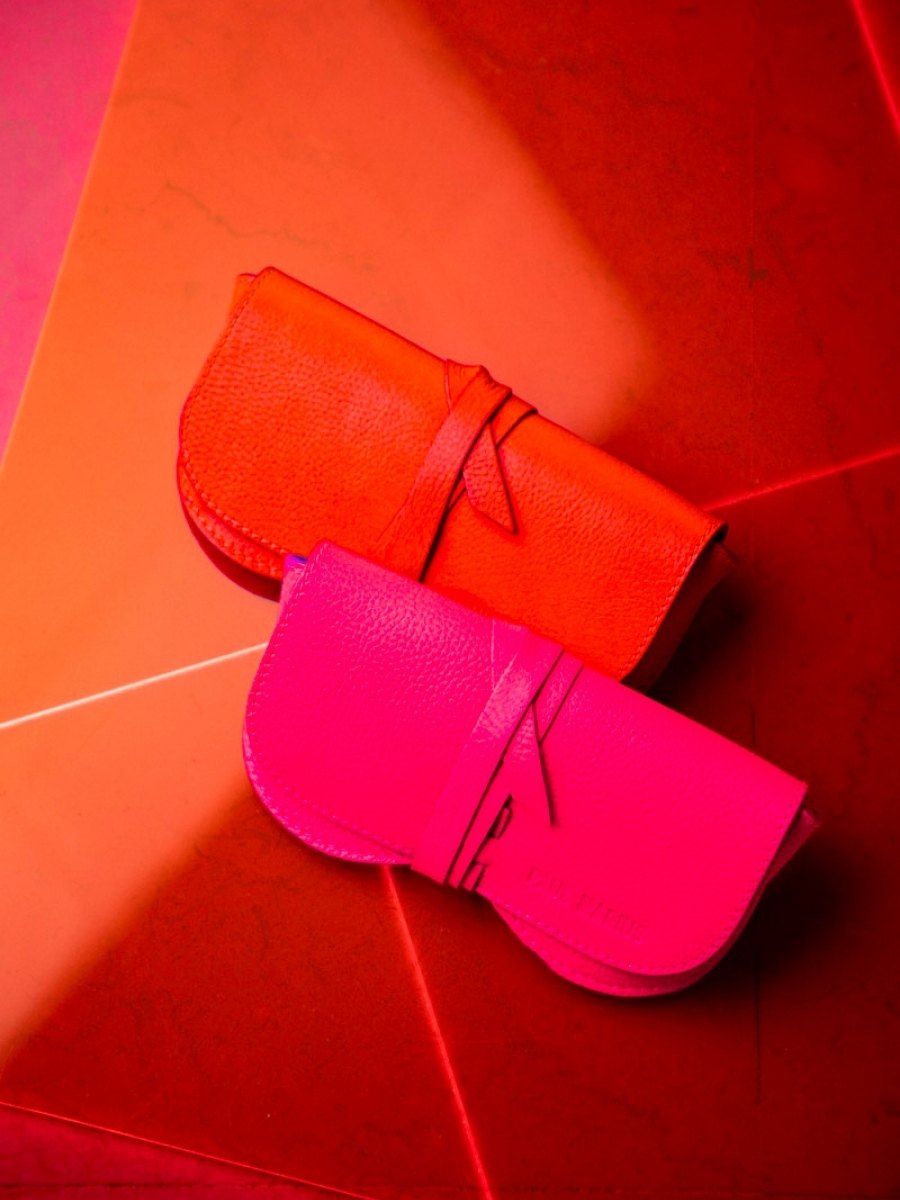 leather-glasses-case-for-women-pink-ambient-view-picture-letui-a-lunettes-neon-paul-marius-m49-ne-pi