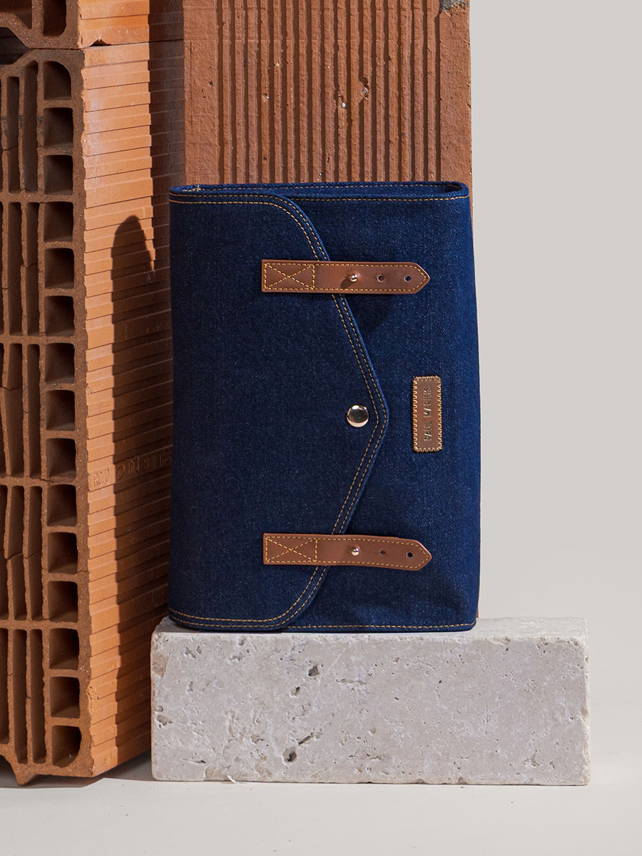 blue-jean-shoulder-bag-lindispensable-denim-brut-ambient-view-w08-dblu-denim