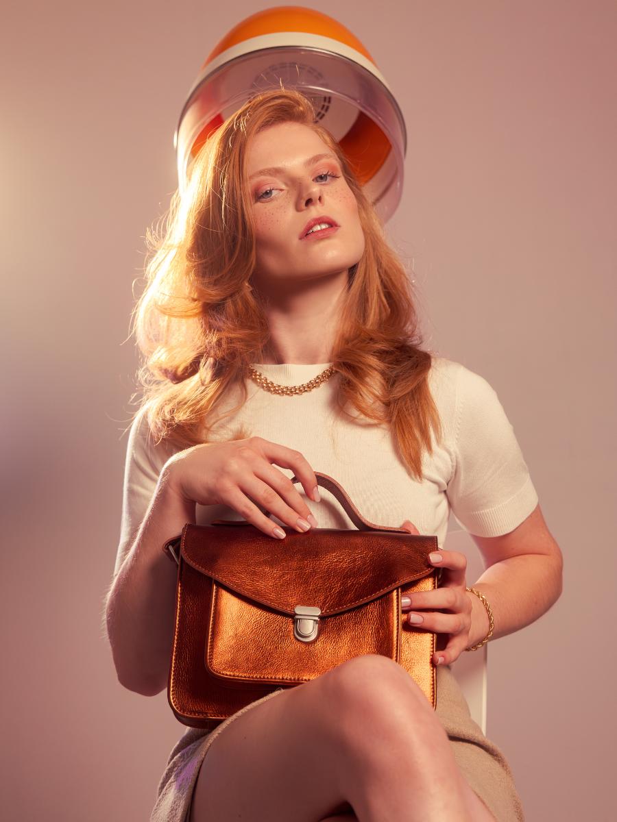 copper-leather-cross-body-bag-mademoiselle-george-ginger-paul-marius-ambient-view-picture-w05-m-o