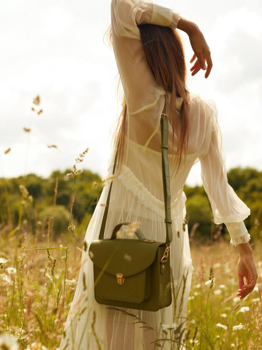 shoulder-strap-leather-labandouliere-olive-green-ambient-view-sb-gr-o