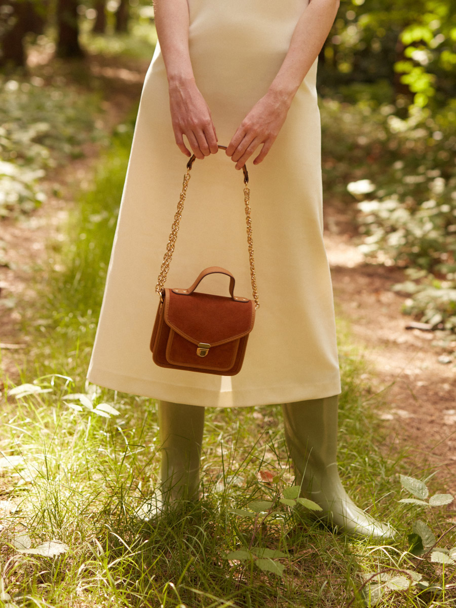 mini-cross-body-bag-brown-leather-mademoiselle-george-xs-n2-brick-ambient-view-w105xs-su-co