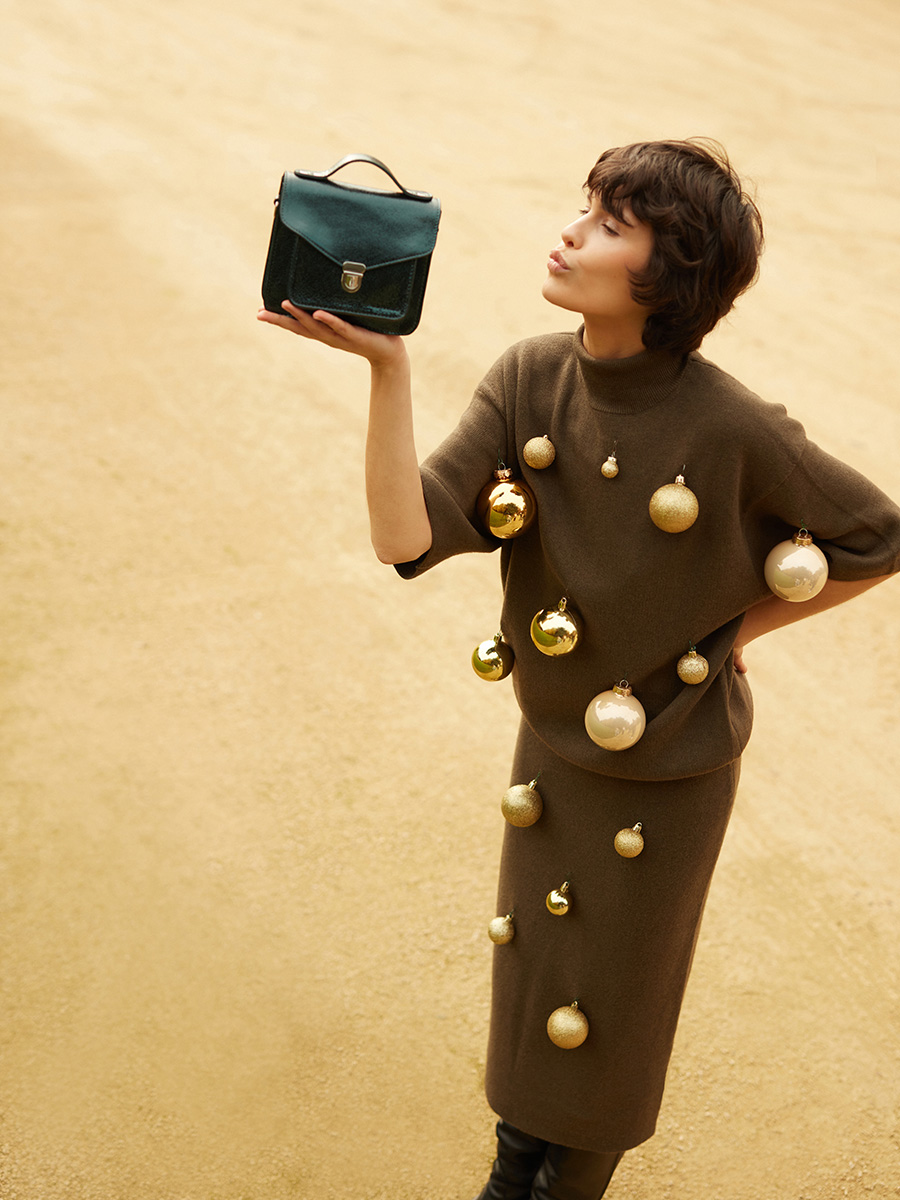 shimmering-green-leather-handbag-mademoiselle-george-xs-minuit-ambient-view-w05xs-m-gr