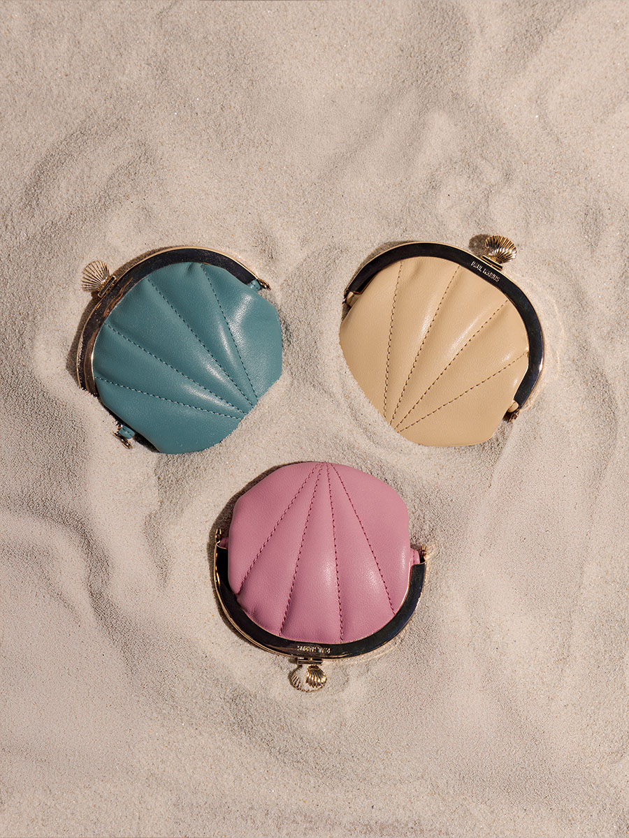 purse-leather-naïade-coquillage-lagoon-blue-ambient-view-m87-blu