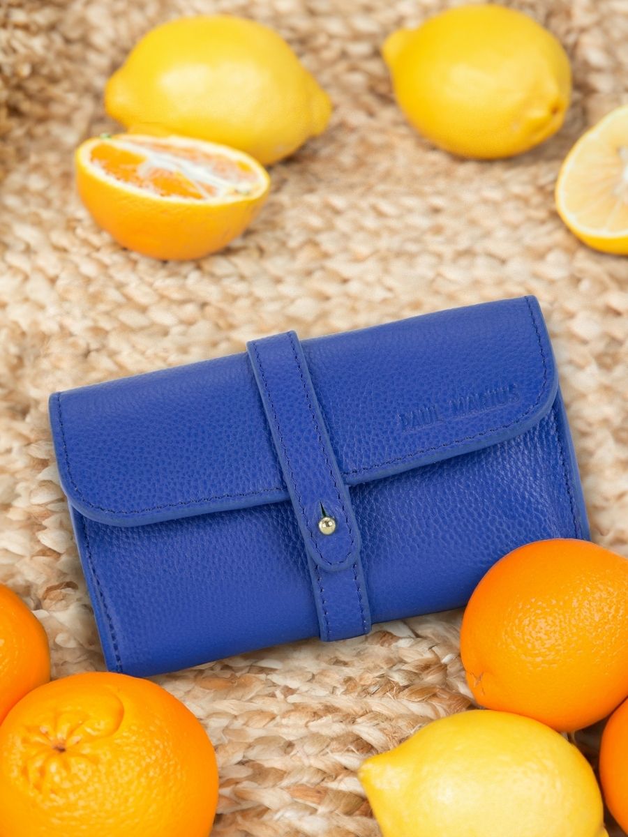 blue-leather-glasses-case-oscar-azur-royal-blue-paul-marius-ambient-view-picture-m50-az-blu