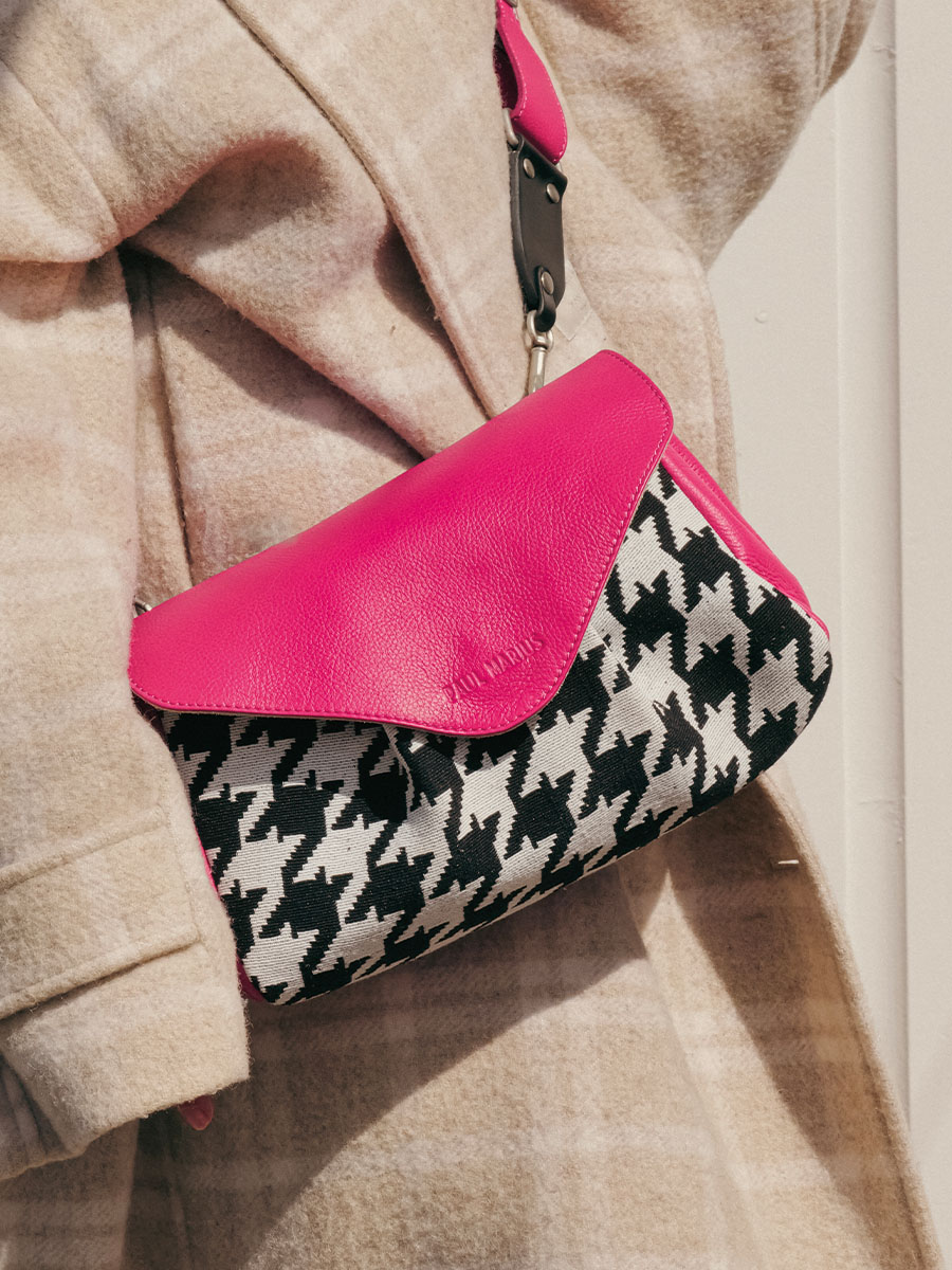 pink-leather-cross-body-bag-suzon-m-allure-fuchsia-paul-marius-ambient-picture-w25m-hs2-pi