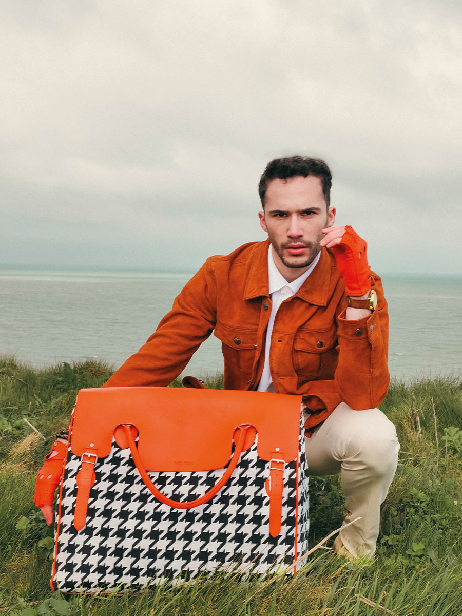orange-leather-travel-bag-rouen-delhi-allure-orange-paul-marius-focus-material-picture-m105-hs2-o