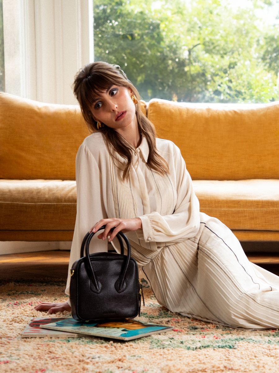 jet-black-leather-handbag-raphaelle-1960-paul-marius-ambient-view-picture-w43-l-b