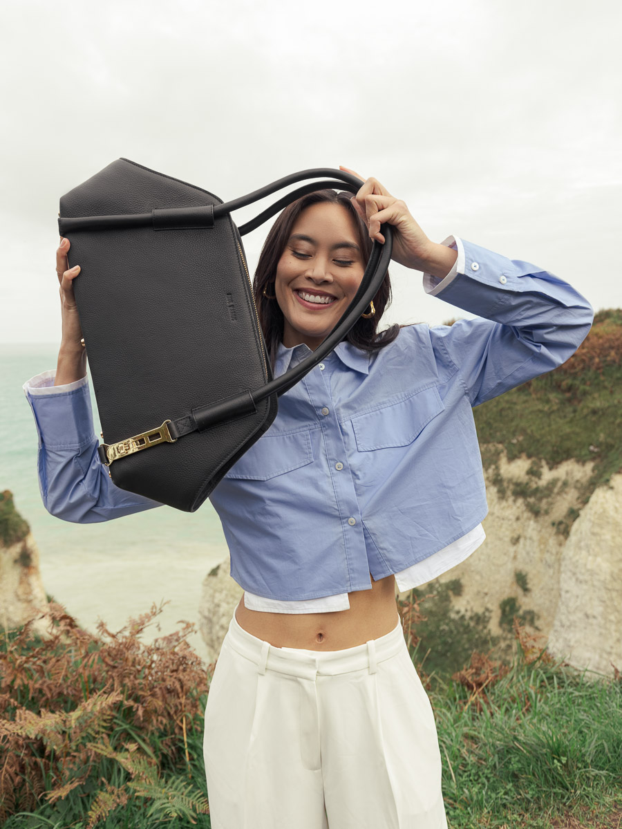 big-handbag-travel-romeo-m-soft-black-ambient-view-w48m-bm-b