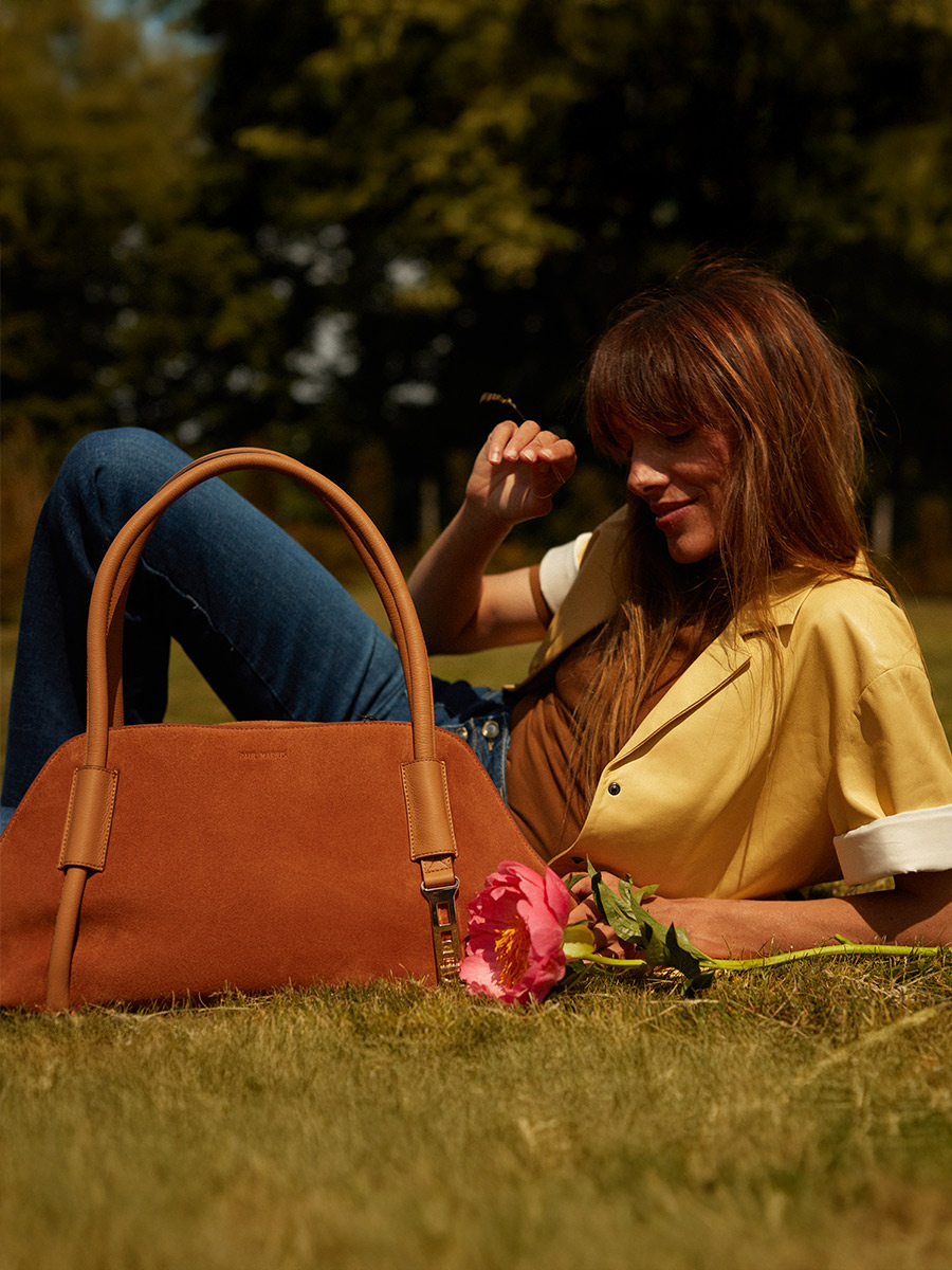 big-handbag-travel-brown-romeo-brick-ambient-view-w48m-su-co