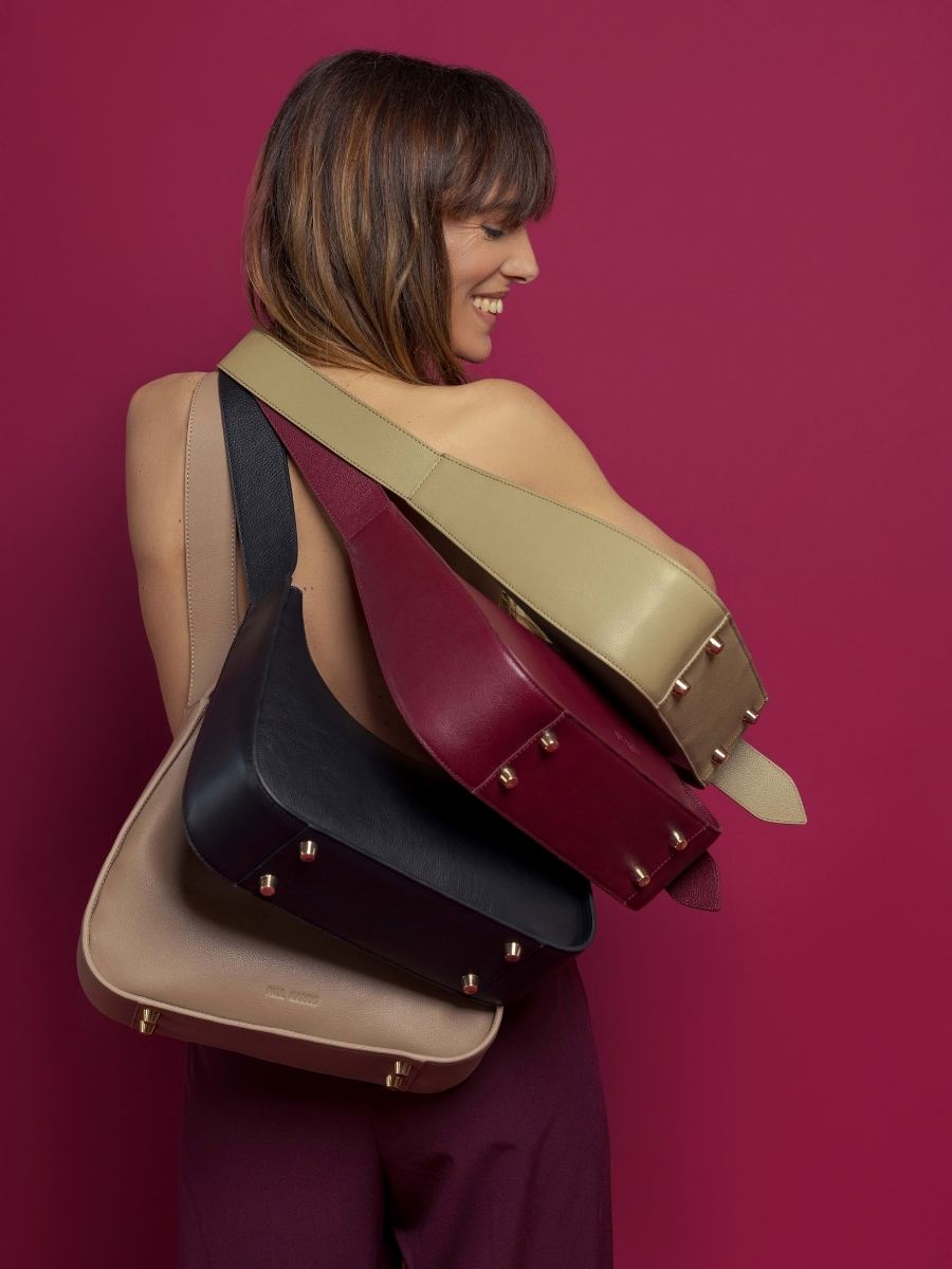 baguette-bag-leather-victoire-soft-black-side-view-w54-bm-b