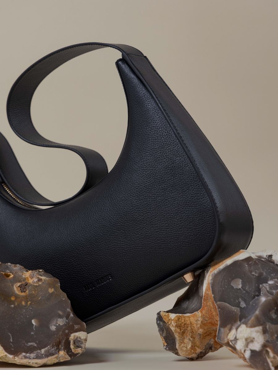 baguette-bag-leather-victoire-soft-black-focus-material-view-w54-bm-b