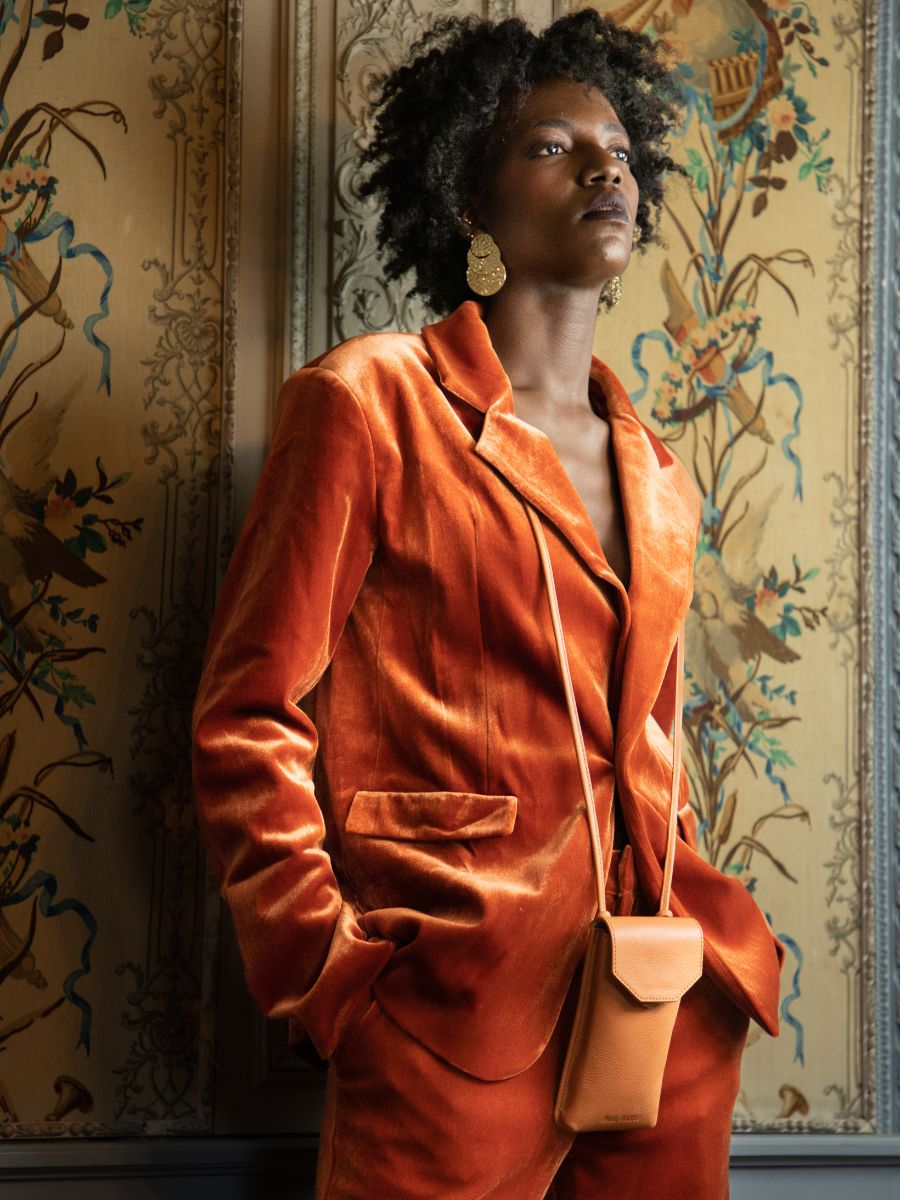 leather-phone-bag-for-women-brown-front-view-picture-eva-art-deco-caramel-paul-marius-3760125359885