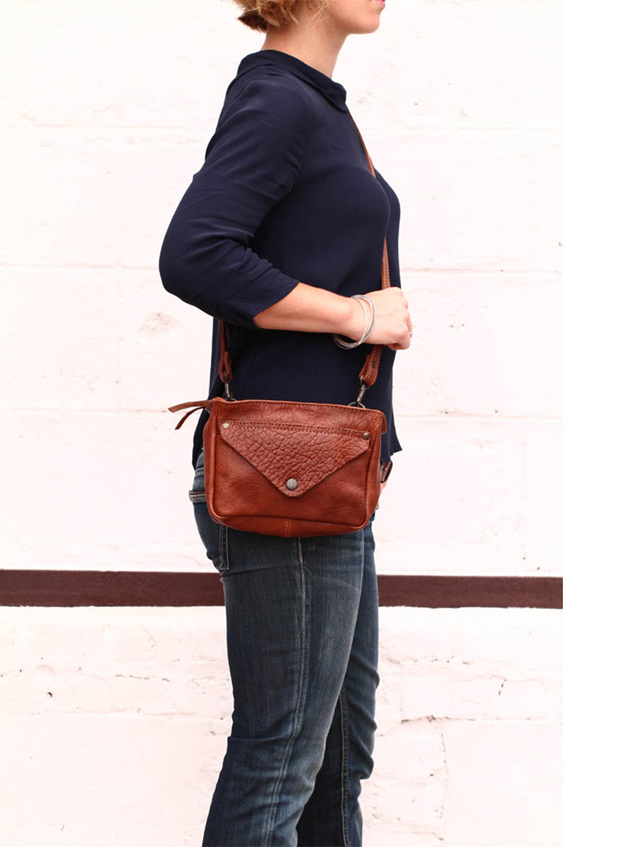 leather-shoulder-bag-for-woman-brown-picture-parade-legavroche-light-brown-paul-marius-3760125331577