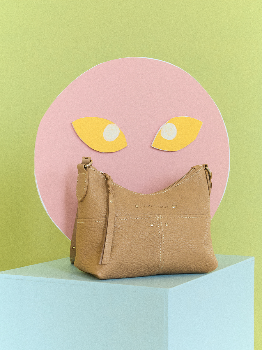 Lifestyle photo, small taupe leather shoulder bag, PAUL MARIUS LeLoustic Taupe