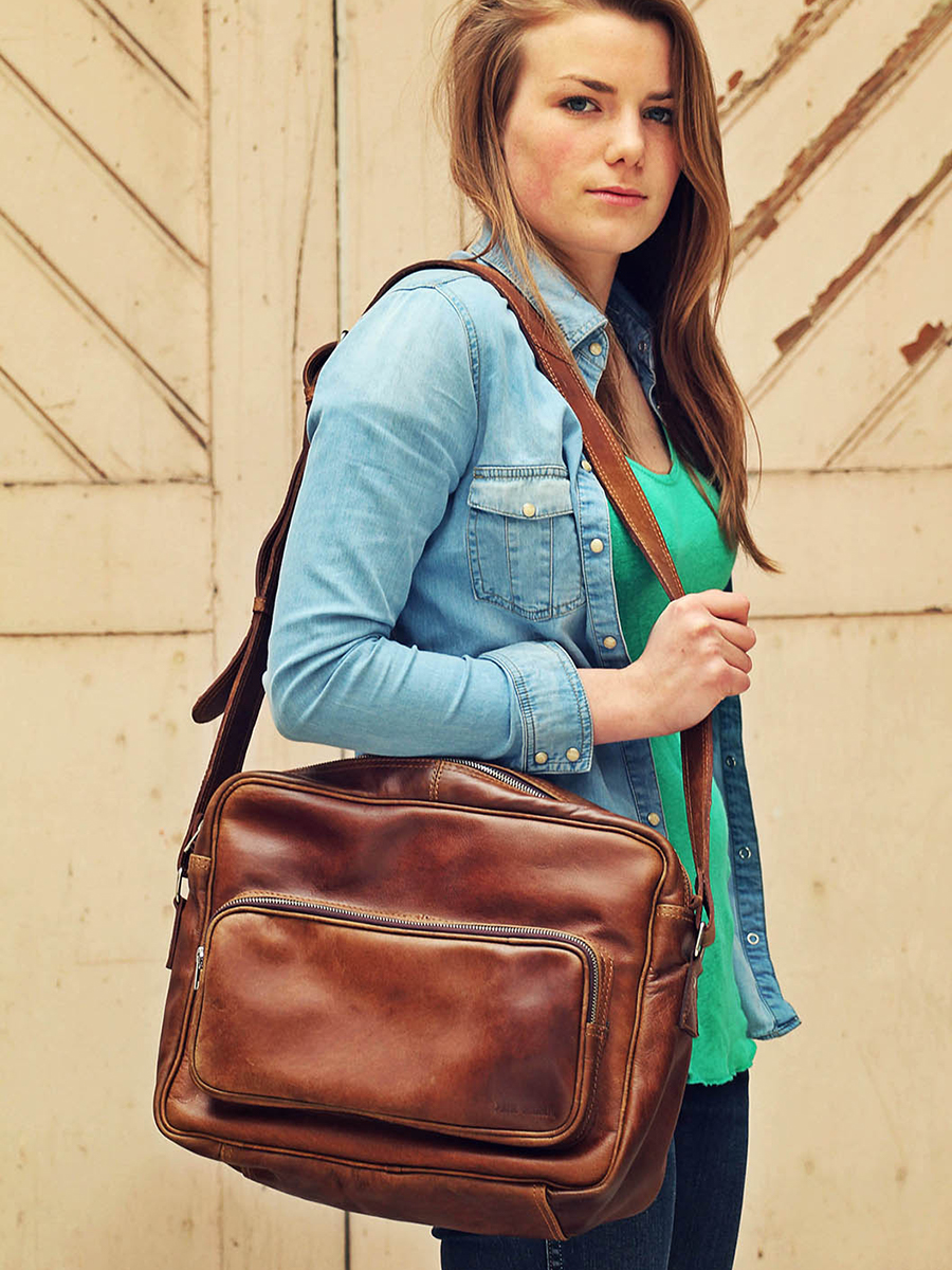 leather-document-holder-for-men-brown-picture-parade-leretro-light-brown-paul-marius-3760125335834